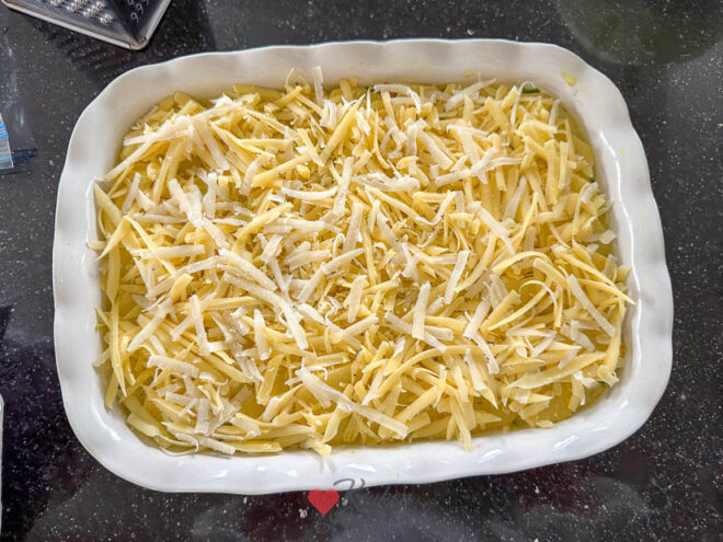 Bestrooi met de geraspte kaas en bak goudbruin in de oven