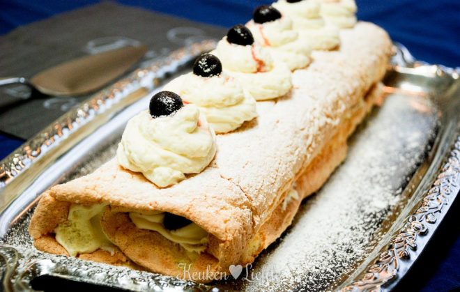 Biscuitrol met kersen