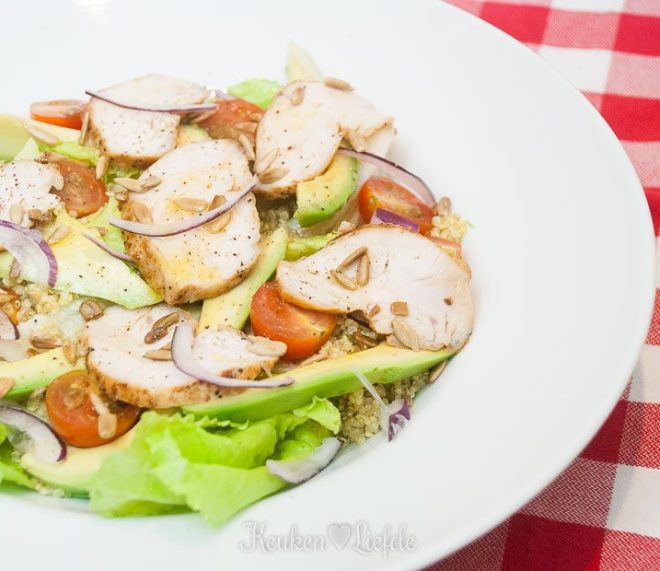 Maaltijdsalade met quinoa, kip en avocado