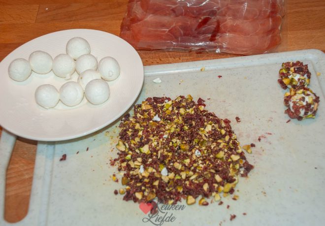 Rol de balletjes door pistache en cranberry's