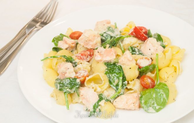 Pasta met zalm en spinazie in wittewijnsaus