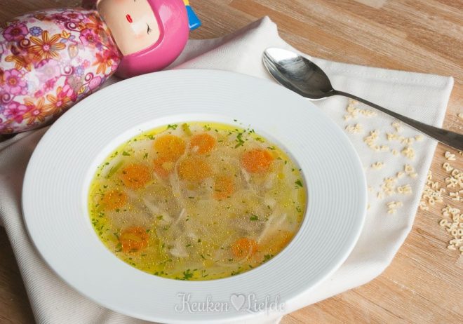 Kippensoep met lettervermicelli