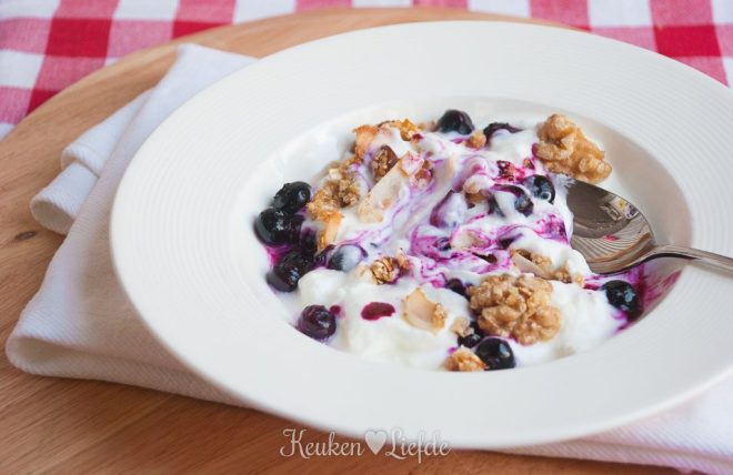 Yoghurt met granola en blauwebessencompote