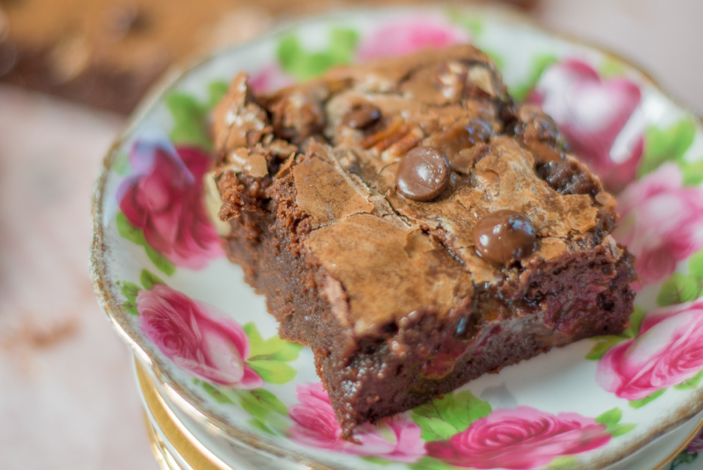Brownie met noten en gezouten karamelsaus