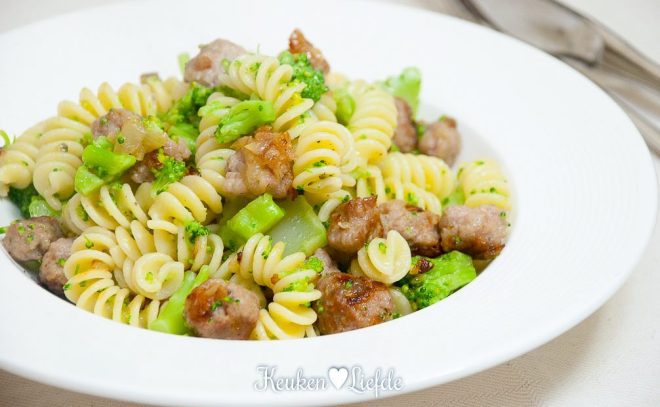 Speels & Smakelijk: fusilli met broccoli en worstballetjes