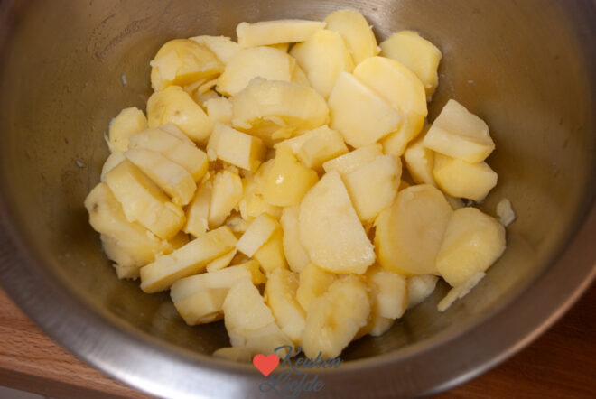 Aardappels mengen met azijn