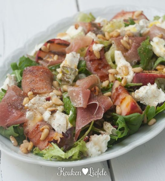 Spijs & Wijn: salade met gegrilde perzik, Parmaham en geitenkaas