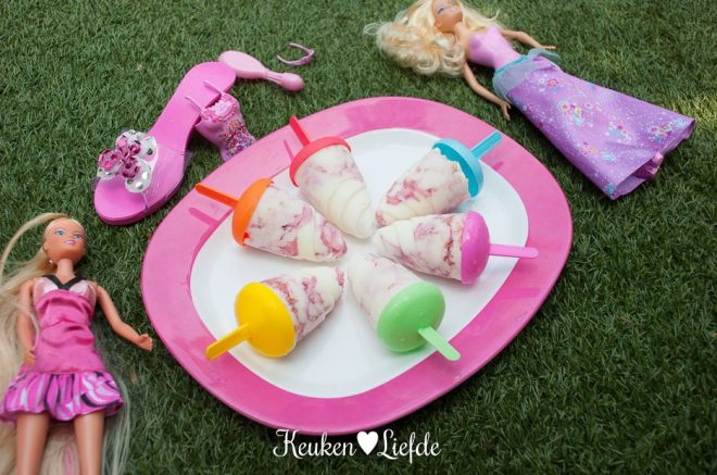 Speels & Smakelijk: yoghurtijsjes met siroop- en koekjesswirl