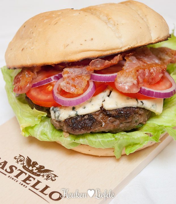 Broodje hamburger met blauwaderkaas (#BlueCheeseBurger)