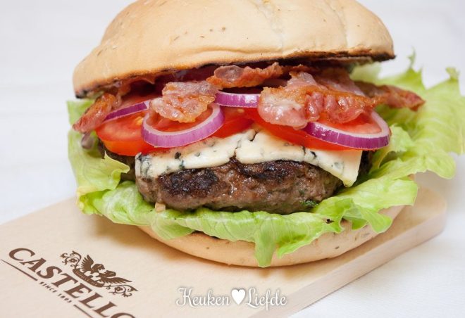 Broodje hamburger met blauwaderkaas