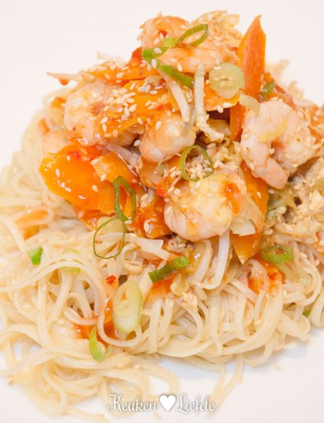 Chinese omelet met bami