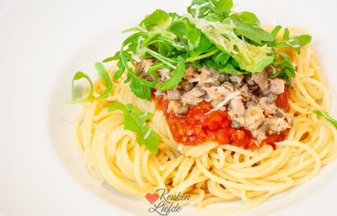 Pasta met tonijn en tomatensaus