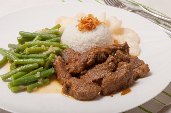 Daging rendang (uit het kookboek ‘Zoals alleen oma dat kan’)
