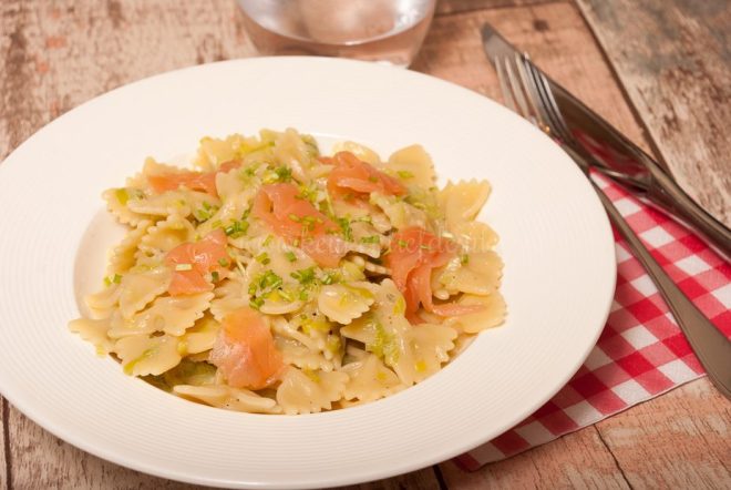 Farfalle carbonara met prei en zalm