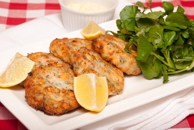 Zalmburger met gerookte zalm en chilimayo