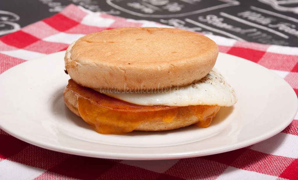 Ontbijtmuffin met ei en bacon