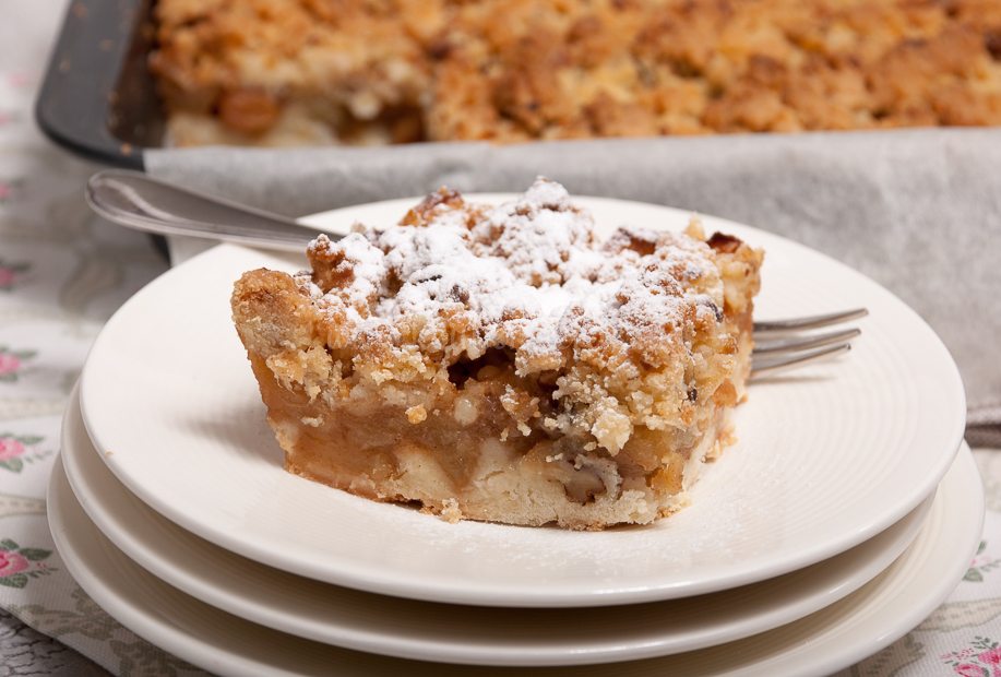 Appelkruimelkoek van het bakblik