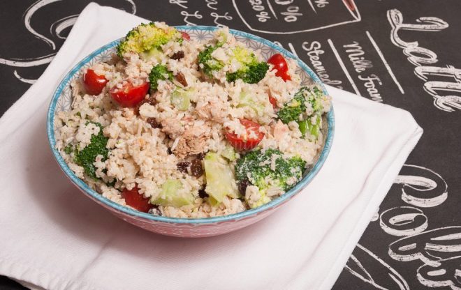 Rijstsalade met broccoli en tonijn
