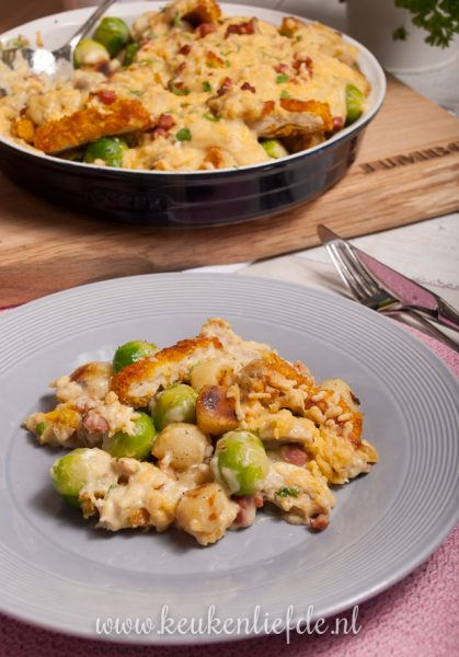 Spruitjes-ovenschotel met kip en champignonsaus