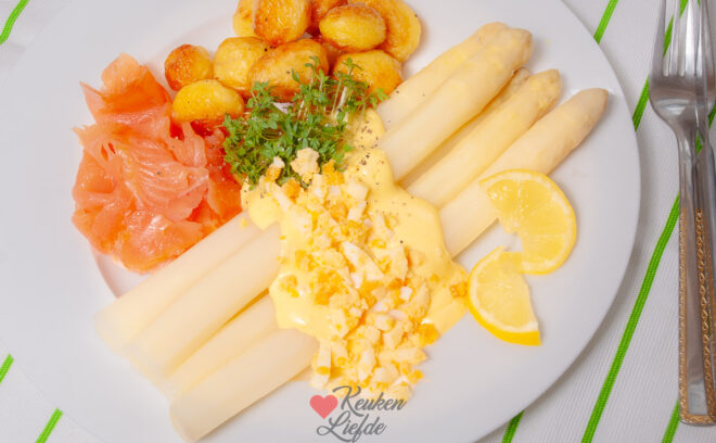 Asperges met zalm en hollandaisesaus