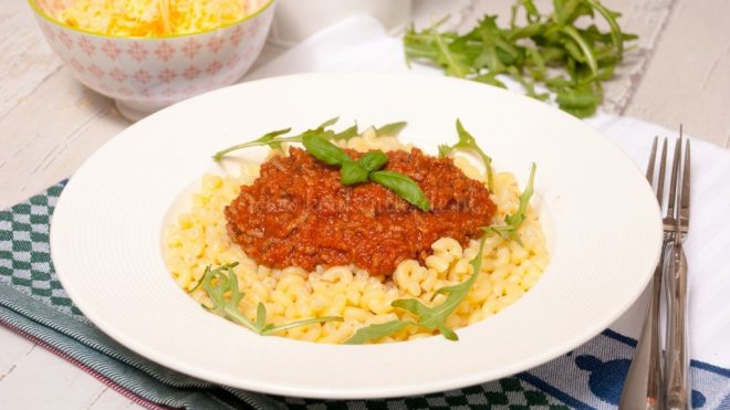 Macaroni bolognese