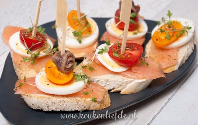 Spaans hapje: pinchos met zalm en ei