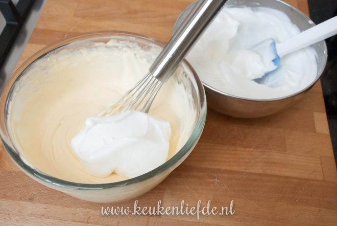 Roer de mascarpone en het opgeklopte eiwit door de crème
