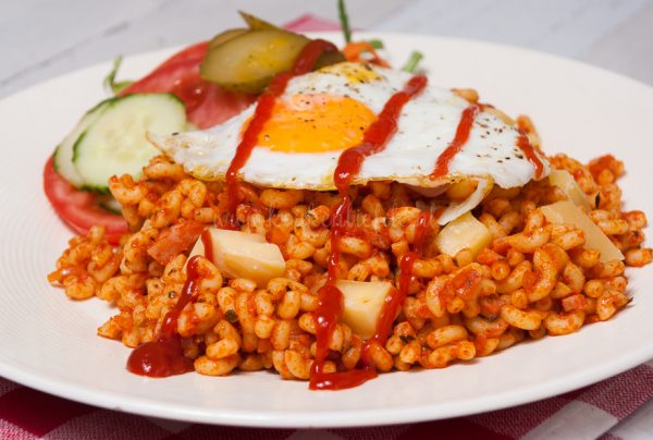 Macaroni met ham en tomatenpuree