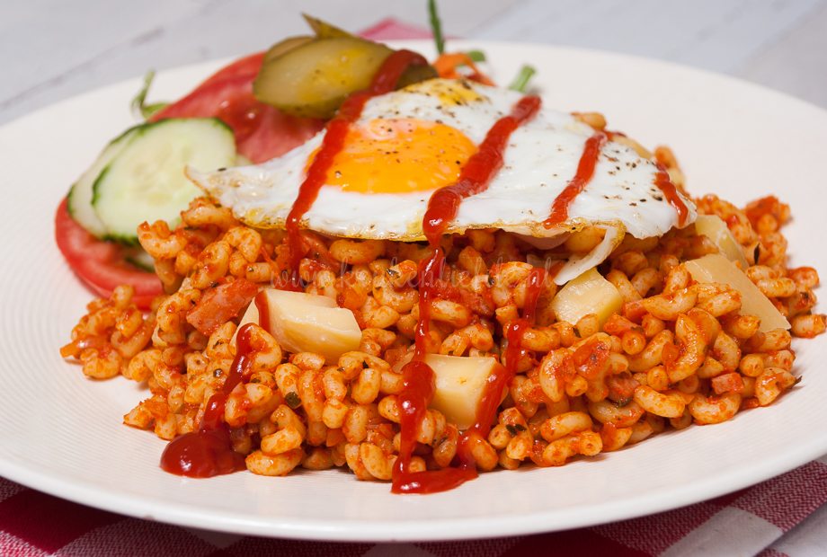 Macaroni met ham en tomatenpuree