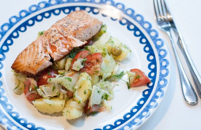 Aardappel-venkelsalade met zalm