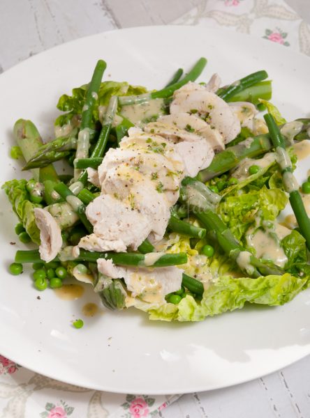 Groene salade met gepocheerde kip