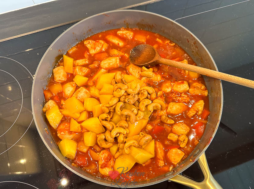 Voeg de perzik en cashewnoten toe