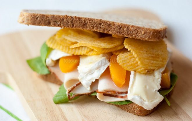 Spelt sandwich met kipfilet en camembert