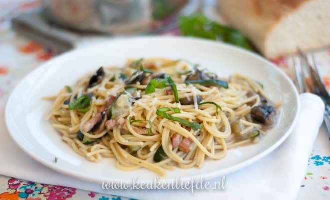 Koken op de camping: eenpanspasta met spek en champignons