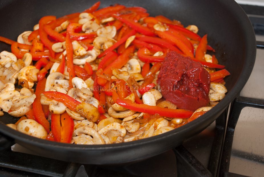 Kip stroganoff met sugarsnaps