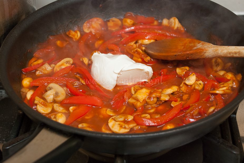 Kip stroganoff met sugarsnaps