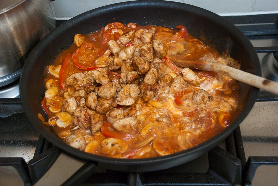 Kip stroganoff met sugarsnaps