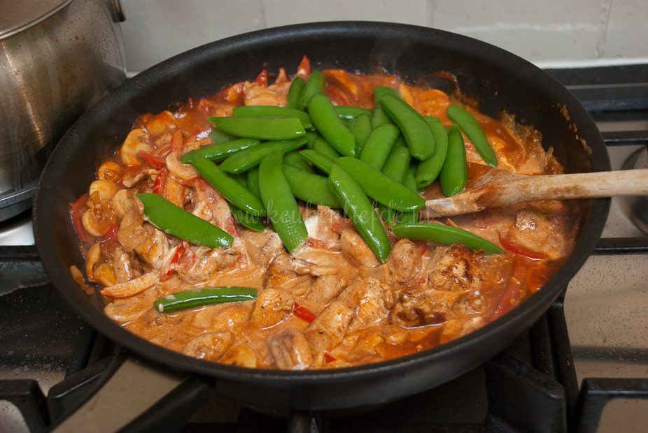Kip stroganoff met sugarsnaps