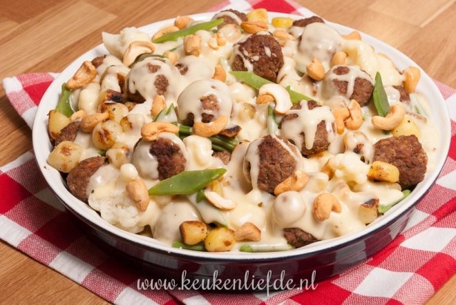 Bloemkool-ovenschotel met gehaktballetjes en kaassaus