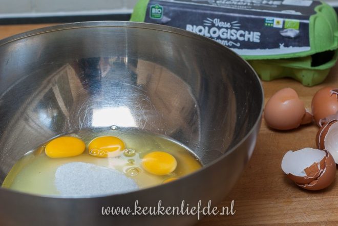 Klop de eieren en suiker luchtig