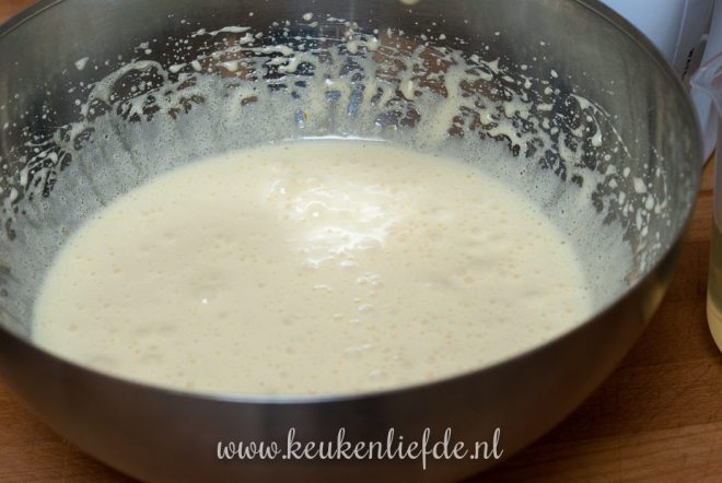 Voeg olie, melk en vanille toe