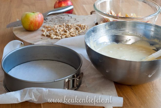 Verwarm de oven voor en bekleed de bakvorm