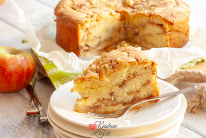 Appelcake met kaneel en walnoten