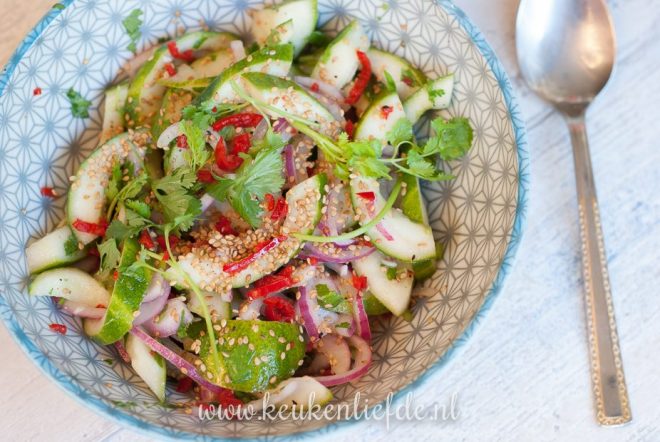 Pittige komkommersalade met rode ui en sesam