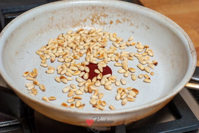 Rooster de pijnboompitten