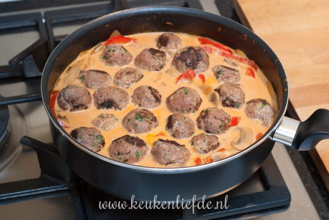 Doe de gehaktballetjes bij de saus