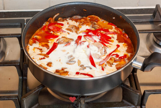 Maak de stroganoffsaus