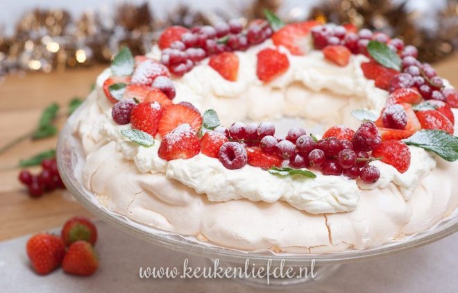 Video: pavlova kerstkrans met rood fruit
