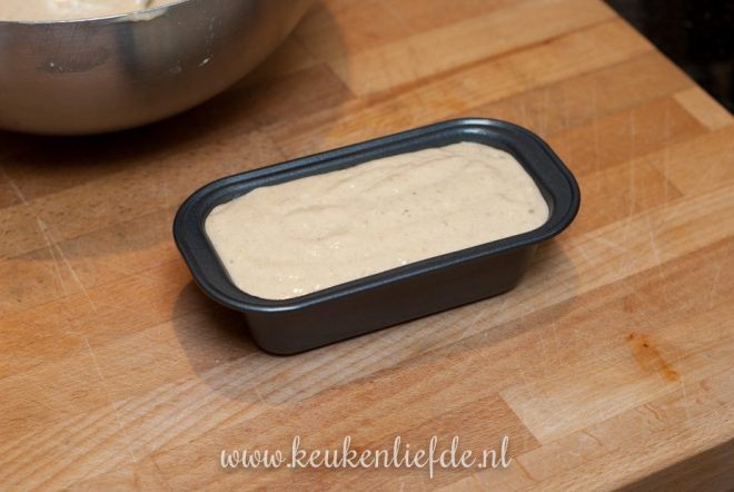 Walnoten toevoegen en in cakevorm scheppen