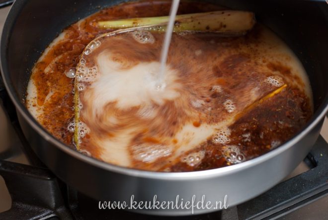 Bak currypasta mee en maak de saus